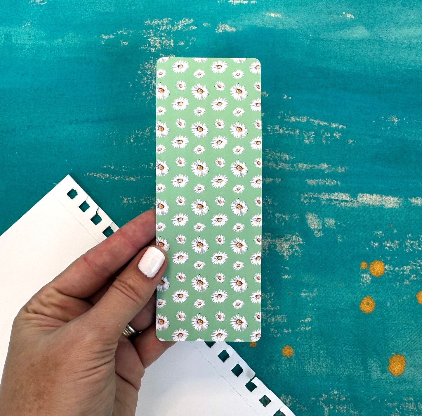 Pretty Daisy Classic Bookmark – Elegant Paper Bookmark for Book Lovers