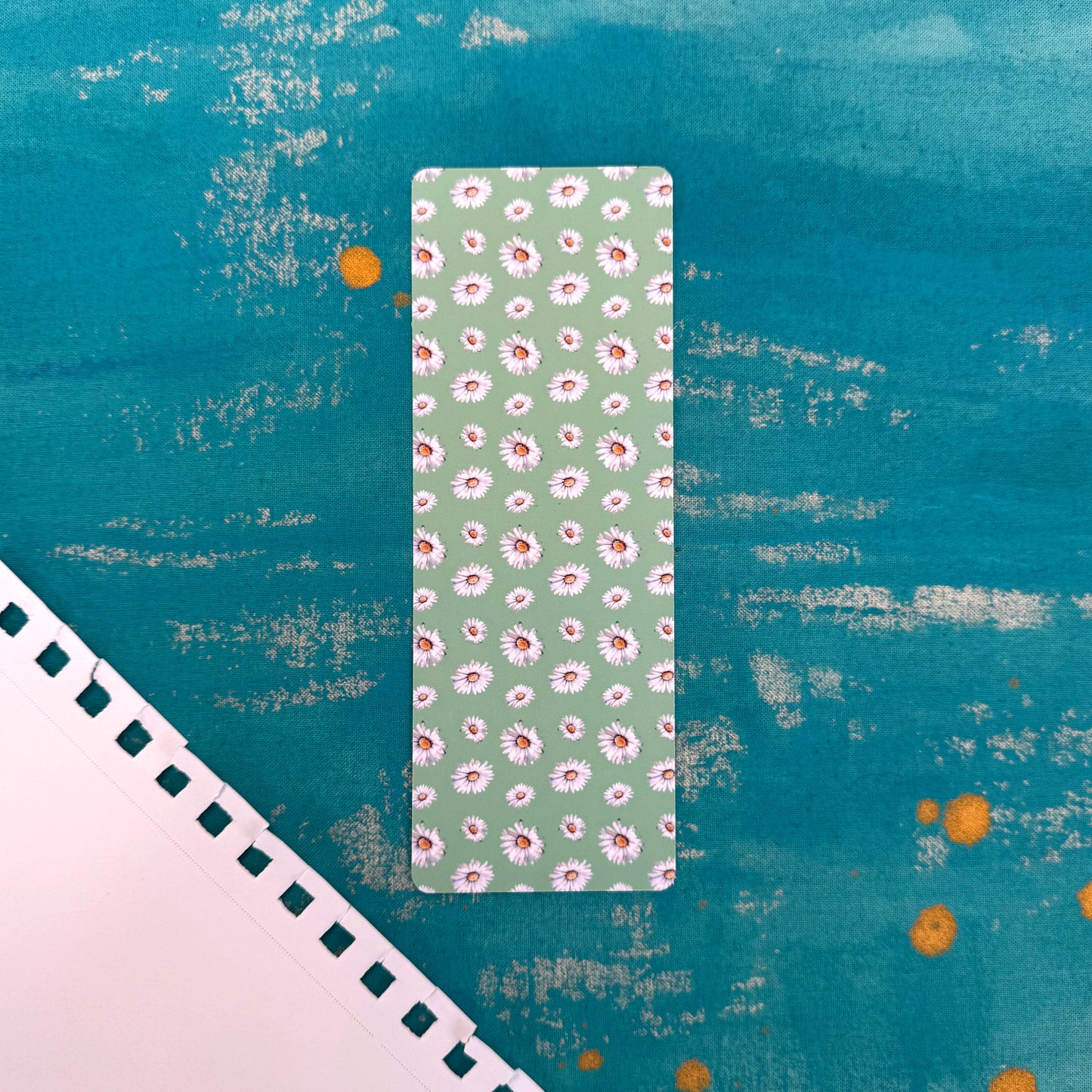 Pretty Daisy Classic Bookmark – Elegant Paper Bookmark for Book Lovers
